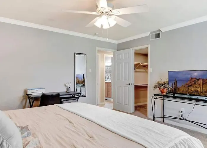 Poolside 2 Bdrm Prime Location Scottsdale