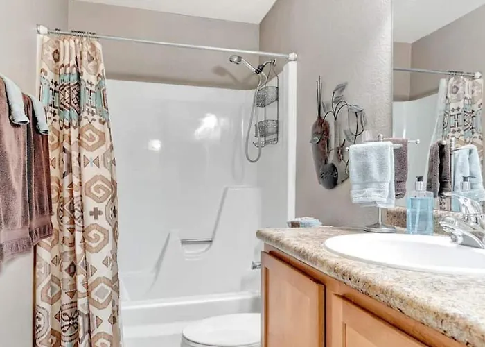 Poolside 2 Bdrm Prime Location Holiday home *