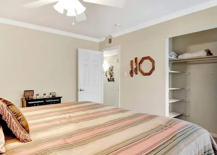 Poolside 2 Bdrm Prime Location Holiday home