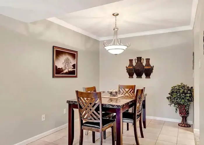 Poolside 2 Bdrm Prime Location Holiday home