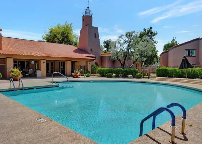 Poolside 2 Bdrm Prime Location Holiday home *